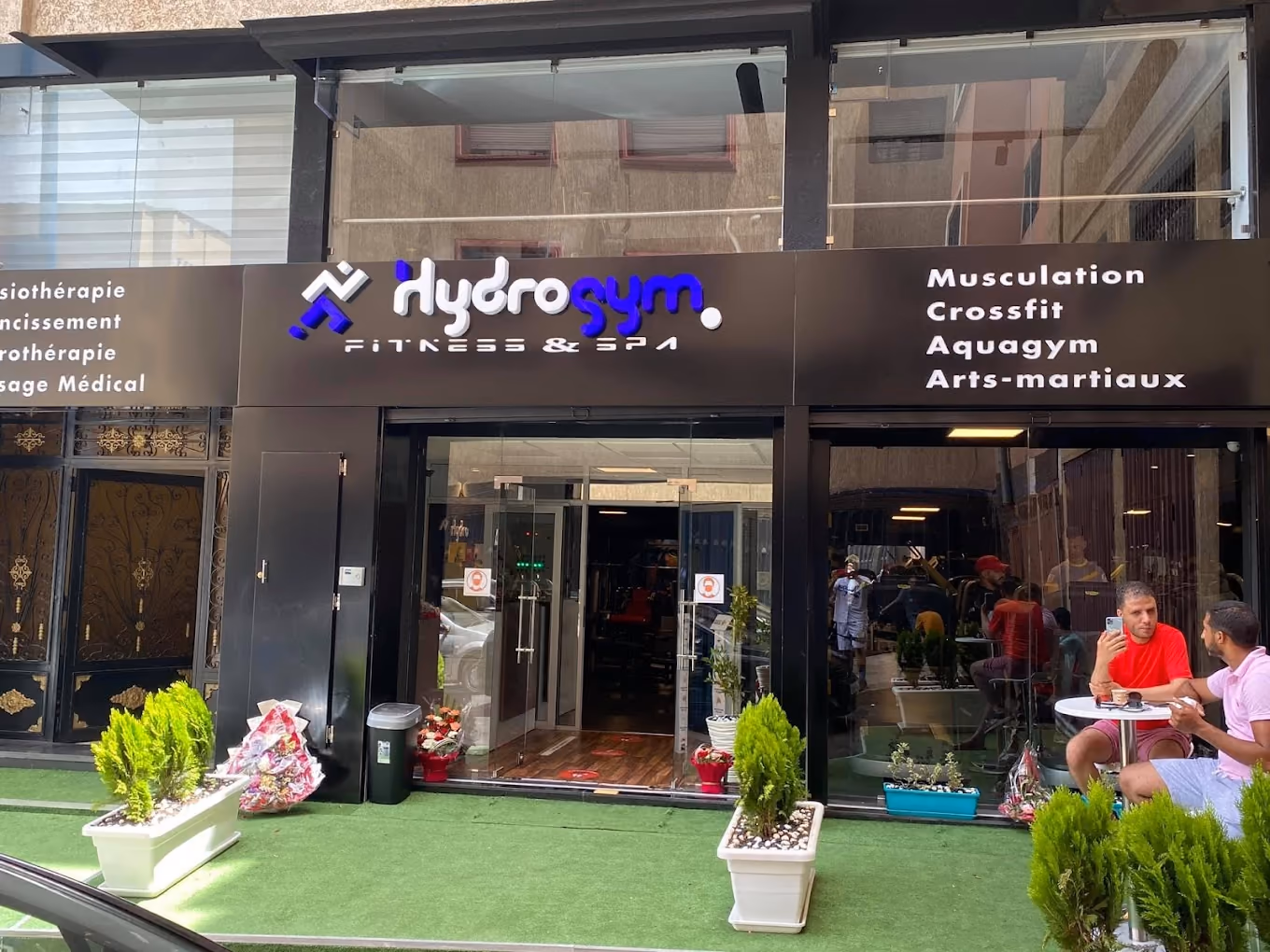 Façade vitrée du club Hydrogym de Sidi Othmane avec sa terrasse