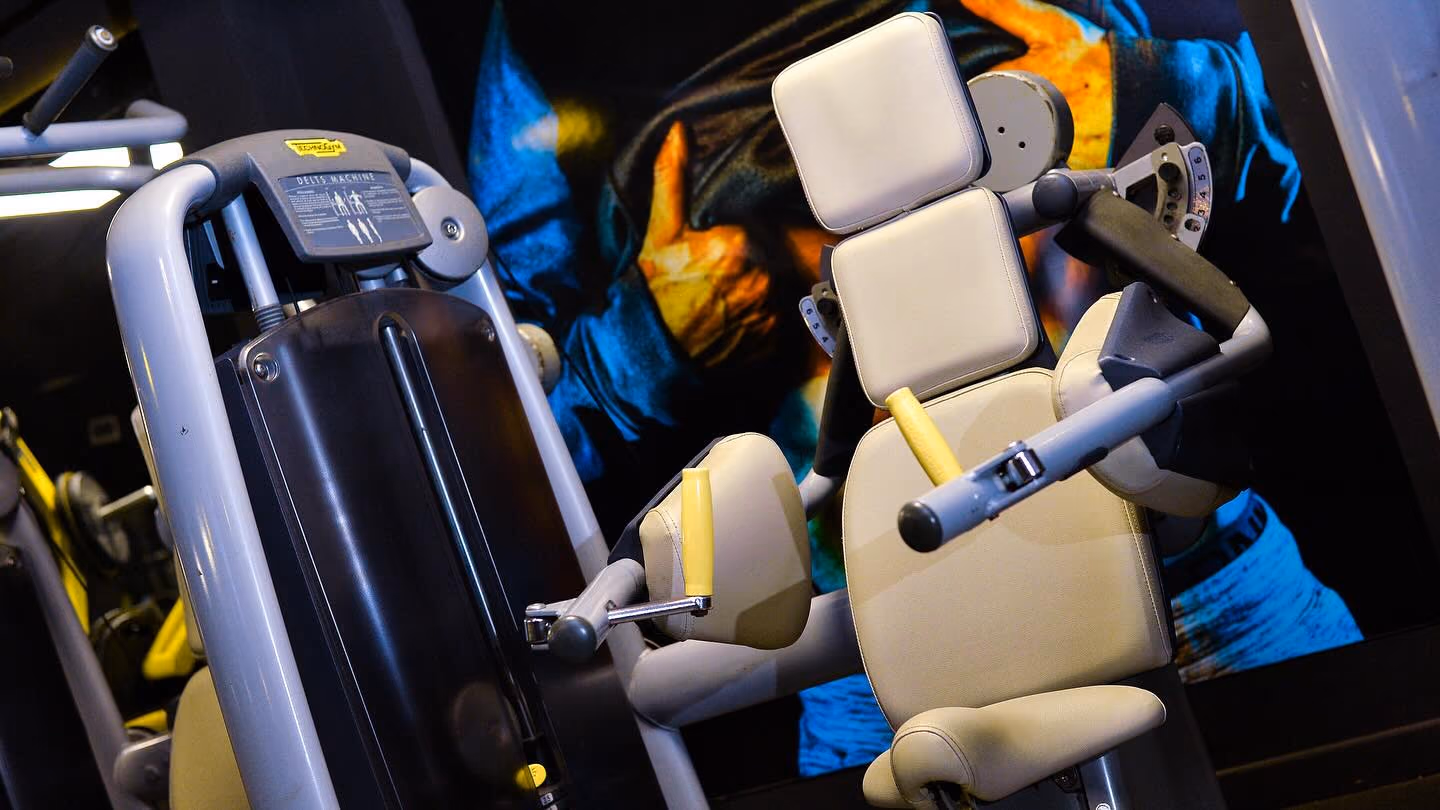 Machine de musculation guidée jaune et noire