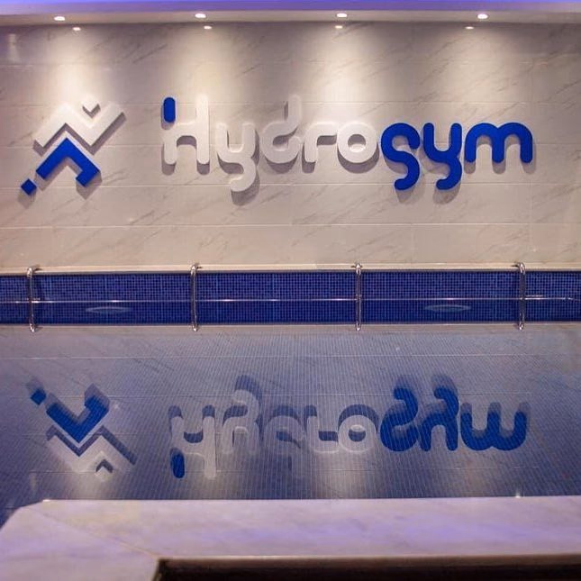 Mur au logo Hydrogym en lettres bleues