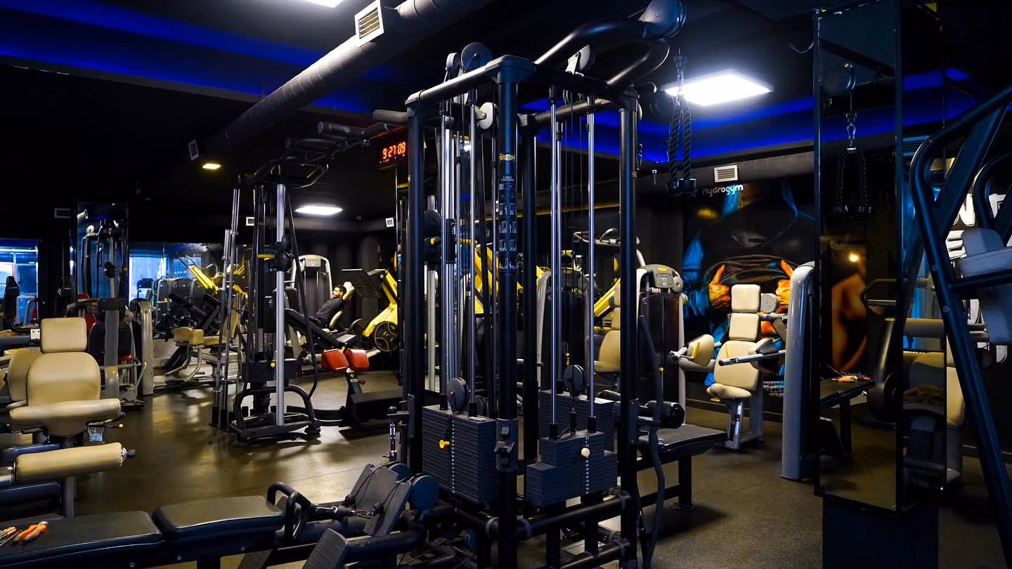 Plateau de musculation avec cage à câbles sous éclairage bleu
